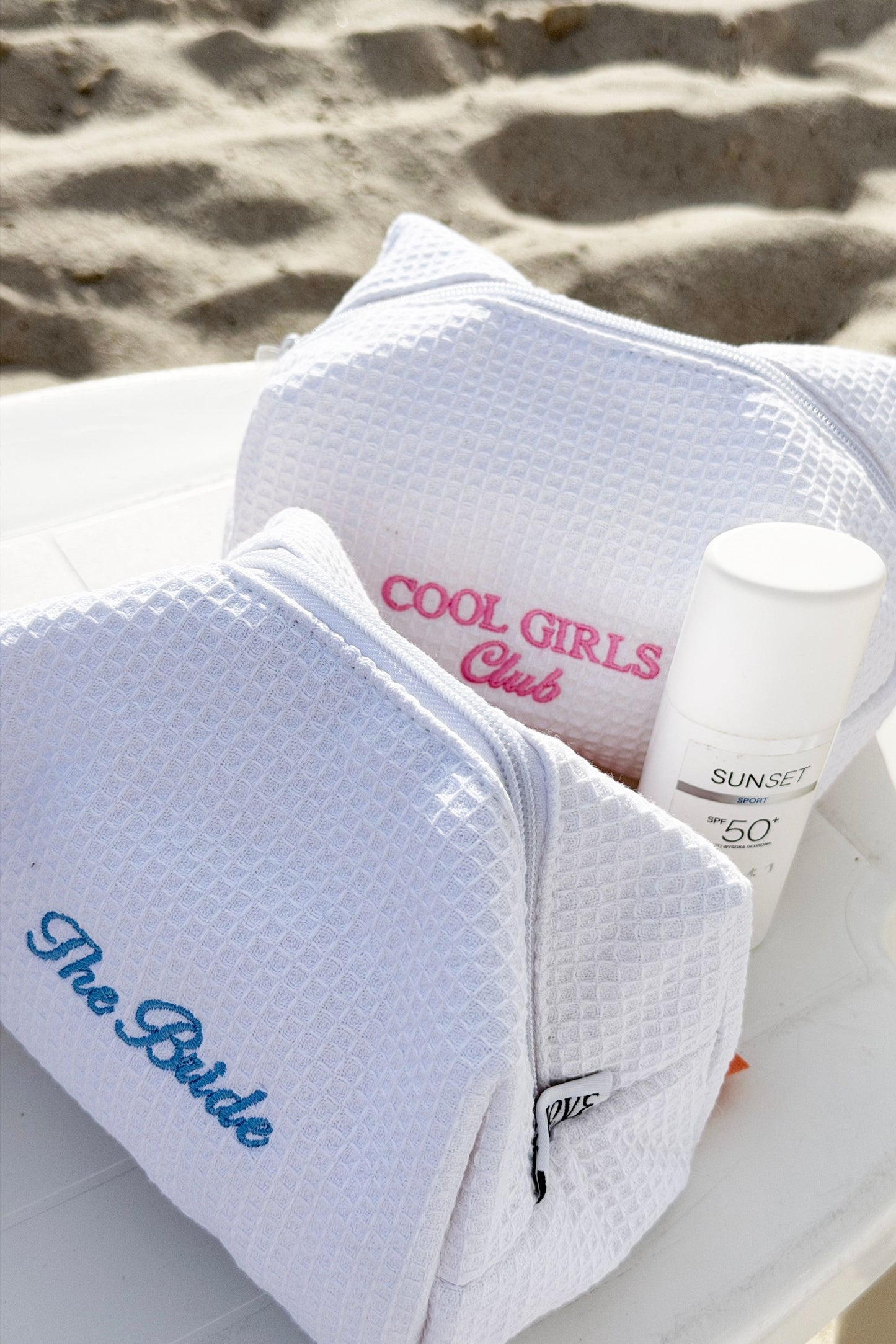 Kosmetyczka z różowym haftem Cool Girls Club
