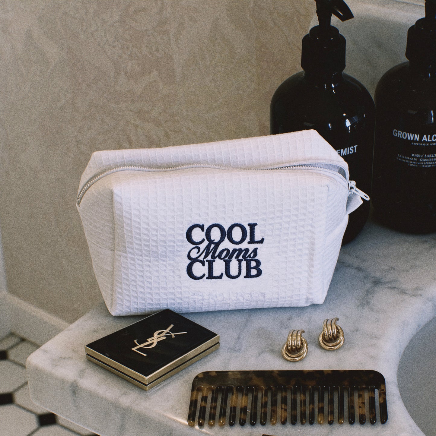 Kosmetyczka z granatowym haftem Cool Moms Club