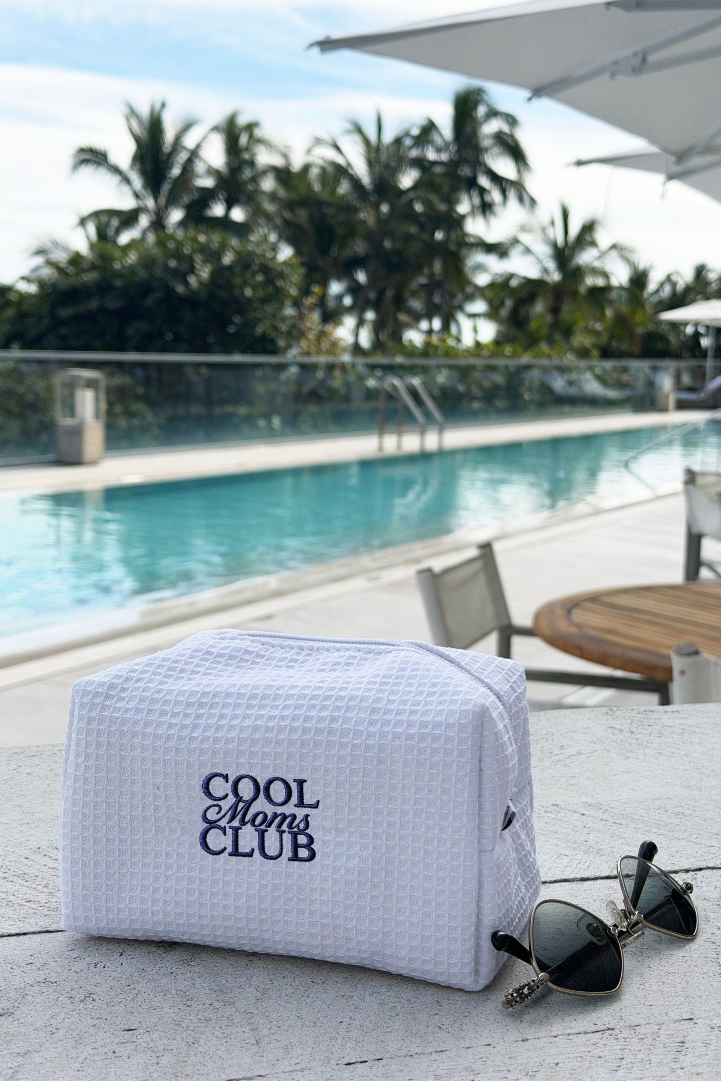 Kosmetyczka z granatowym haftem Cool Moms Club