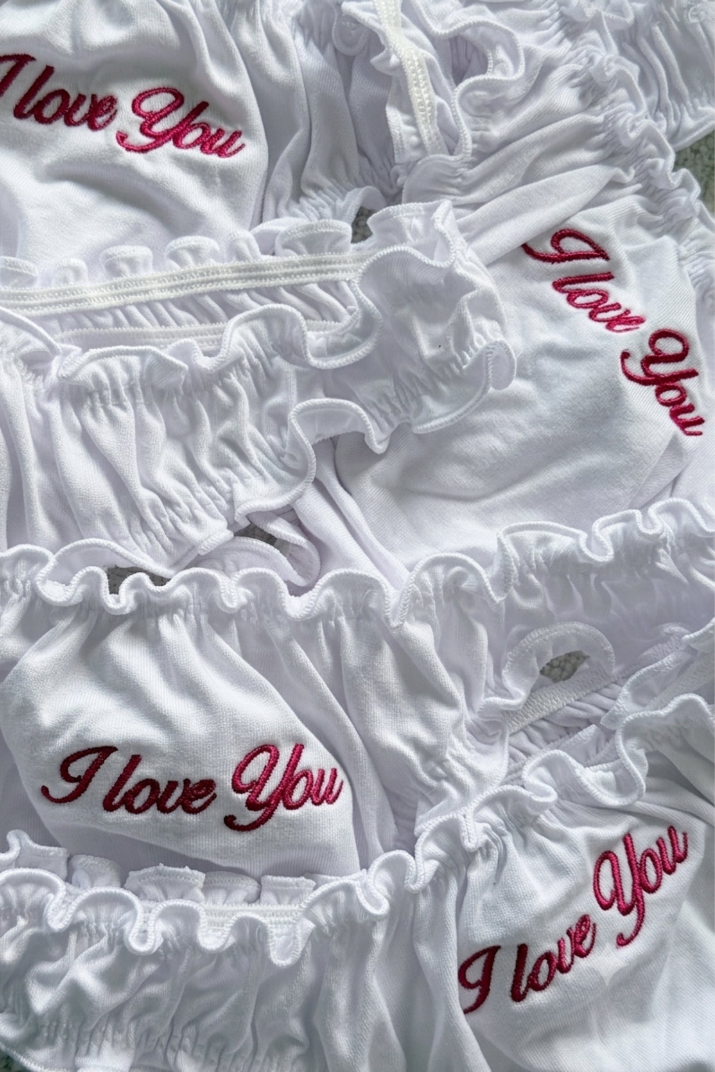 Majtki z falbanką z czerwonym haftem I LOVE YOU