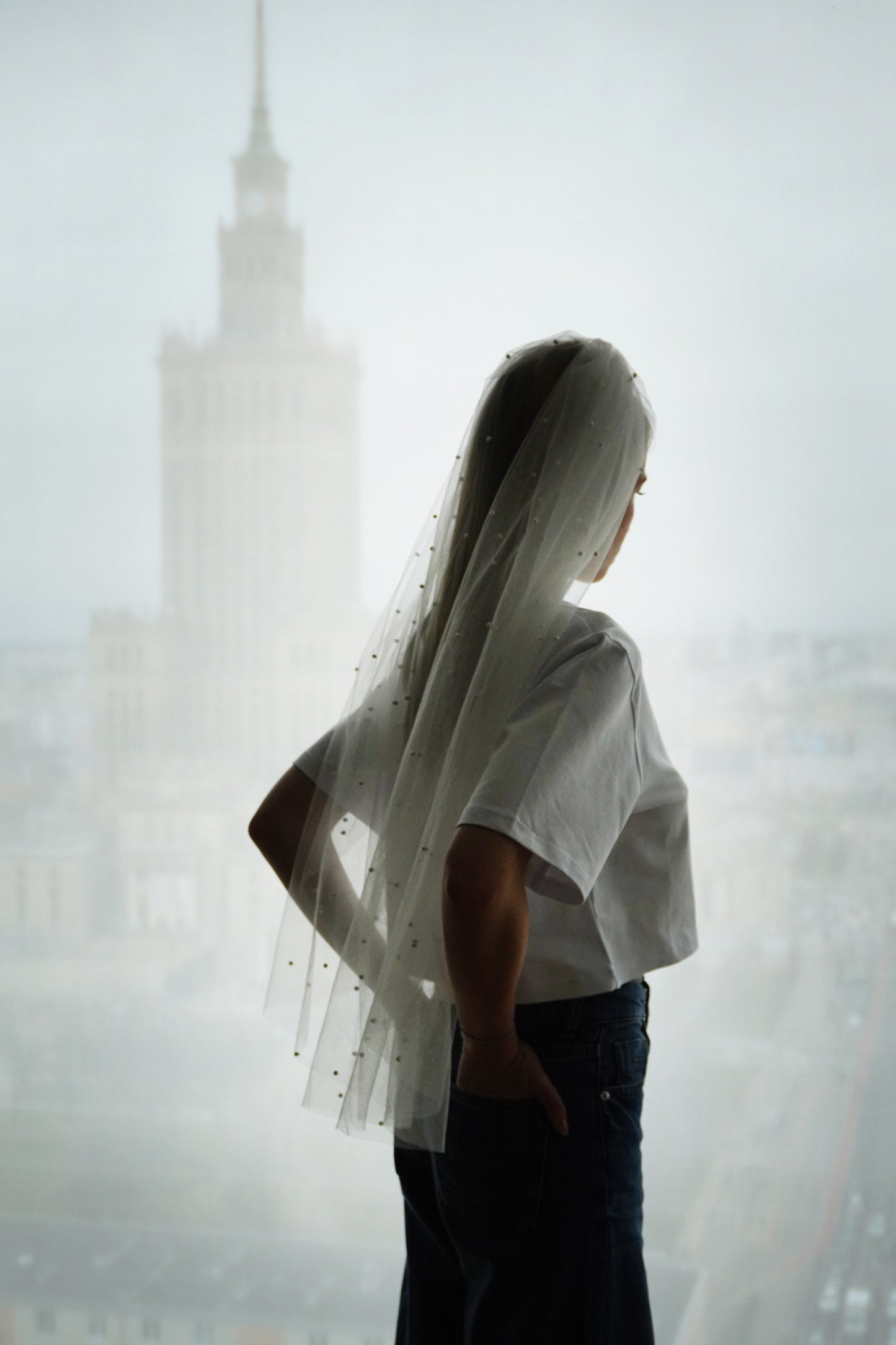 Welon ślubny średniej długości z perłowymi zdobieniami