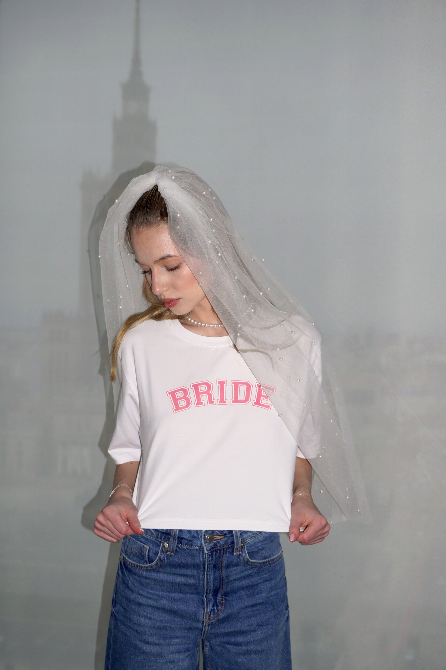 Welon ślubny średniej długości z perłowymi zdobieniami