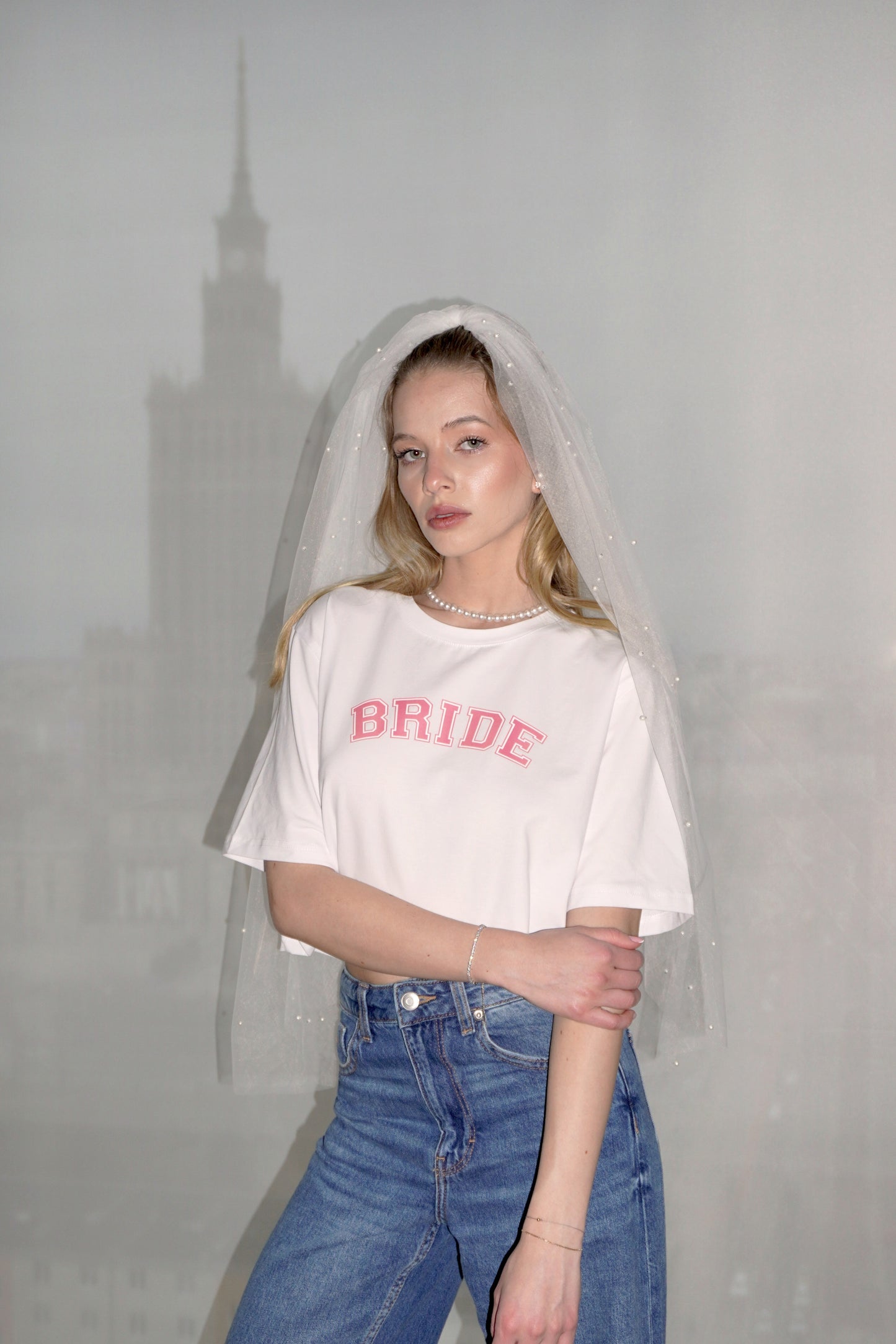 Welon ślubny średniej długości z perłowymi zdobieniami