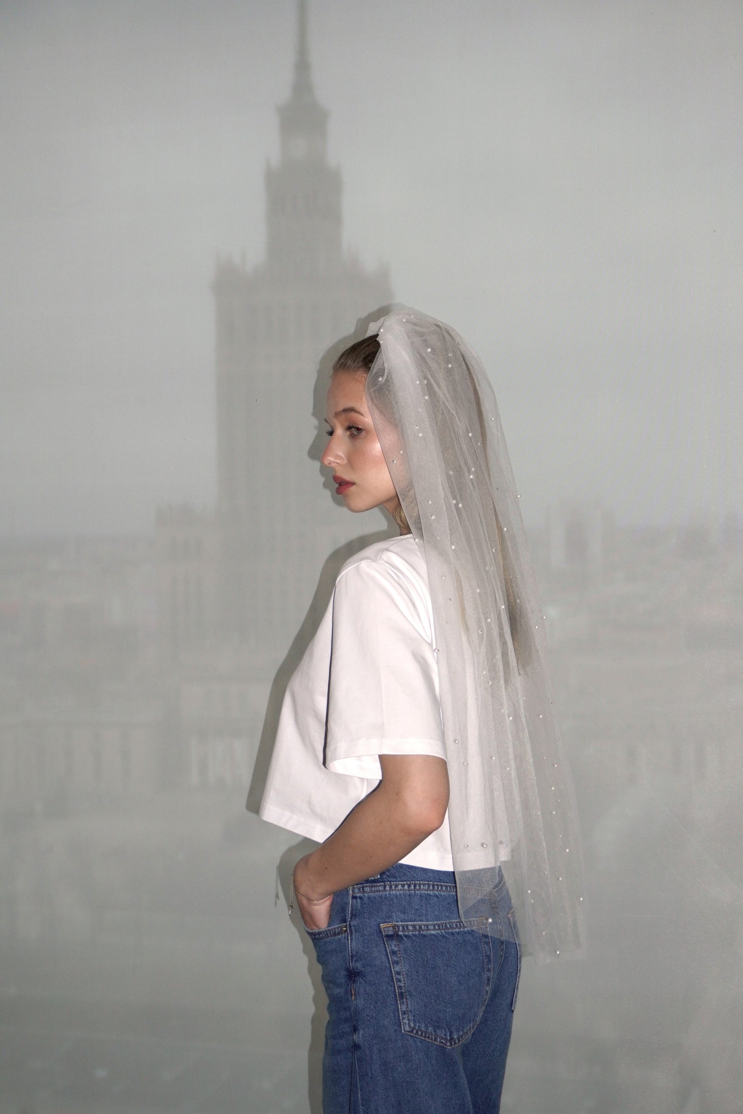 Welon ślubny średniej długości z perłowymi zdobieniami